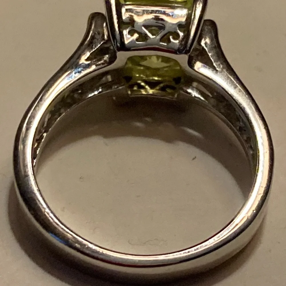 Beautiful Silver Lia Sophia ring with green stone - Picture 2 of 4